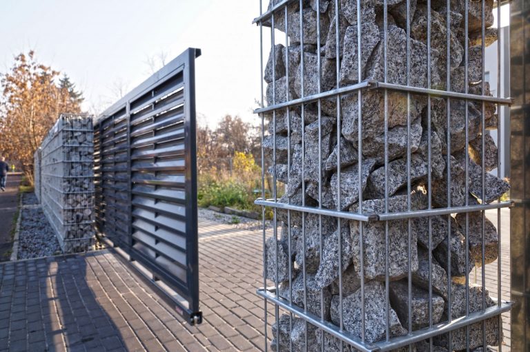 Modern fém úszókapu és gabion kerítésrendszer egy családi háznál